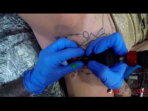 ❤️ Extreem getatoeëerde hottie Sully Savage kreeg een tatoeage op haar clitoris ❤ Super sex at us nl.hentai-id-tv.ru ❌